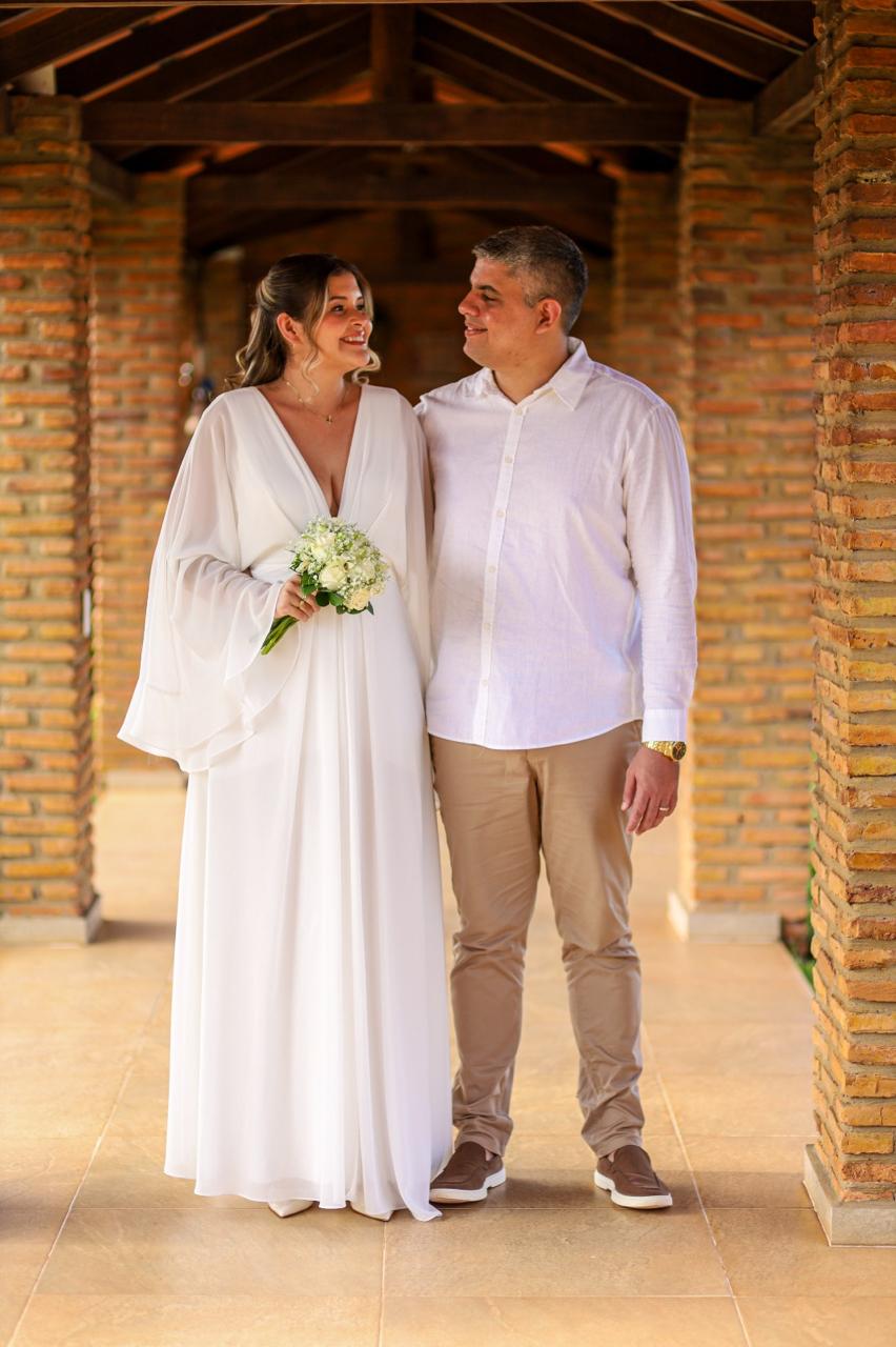 Samara e Francisco sob os arcos de tijolos