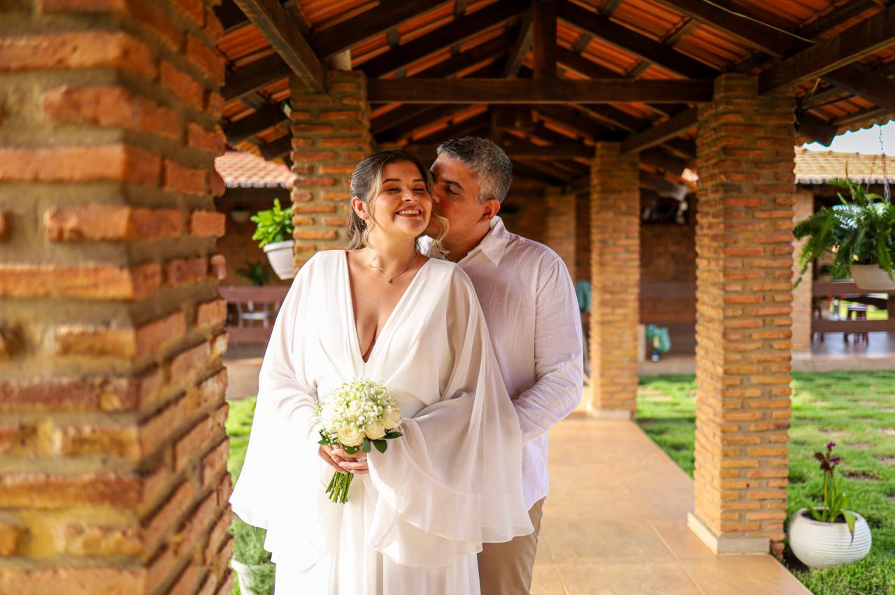 Samara e Francisco se beijando sob os arcos