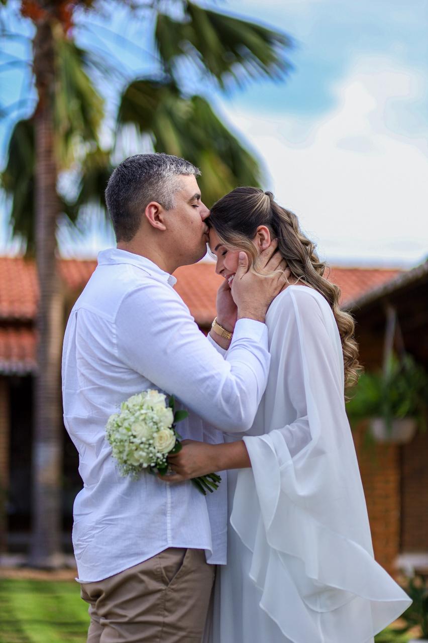 Francisco beijando a testa de Samara