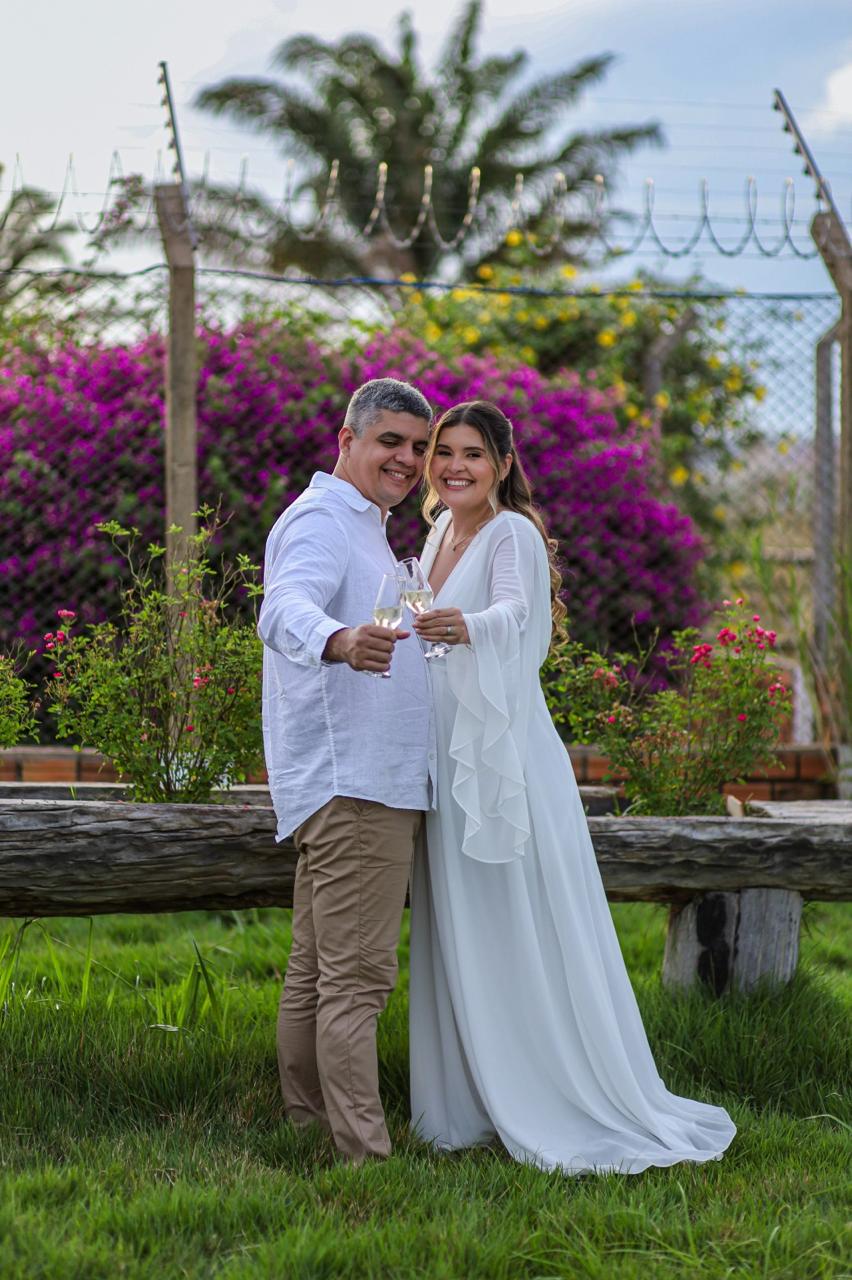 Samara e Francisco brindando diante da câmera