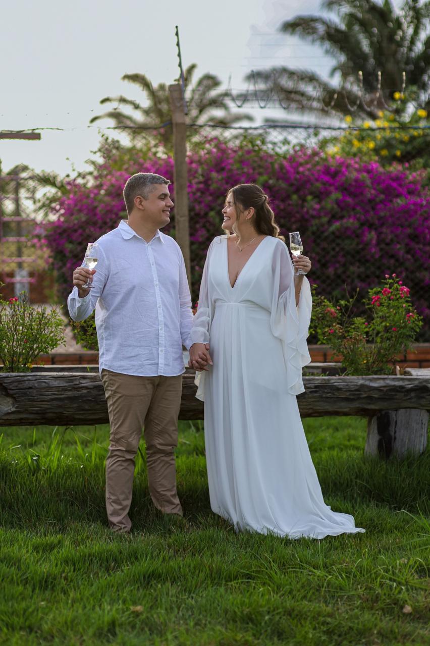 Samara e Francisco de mãos dadas durante o brinde
