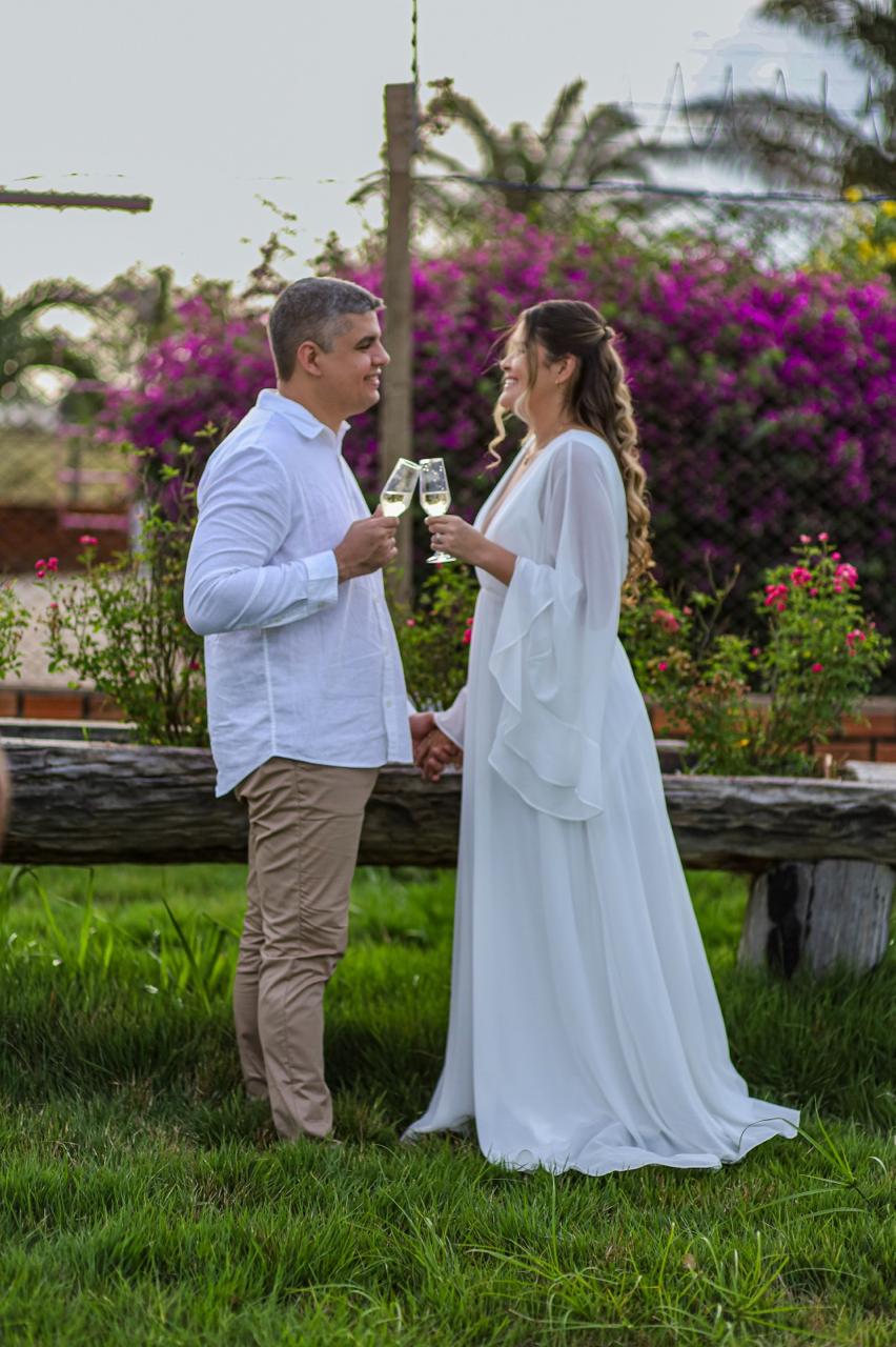 Samara e Francisco brindando juntos