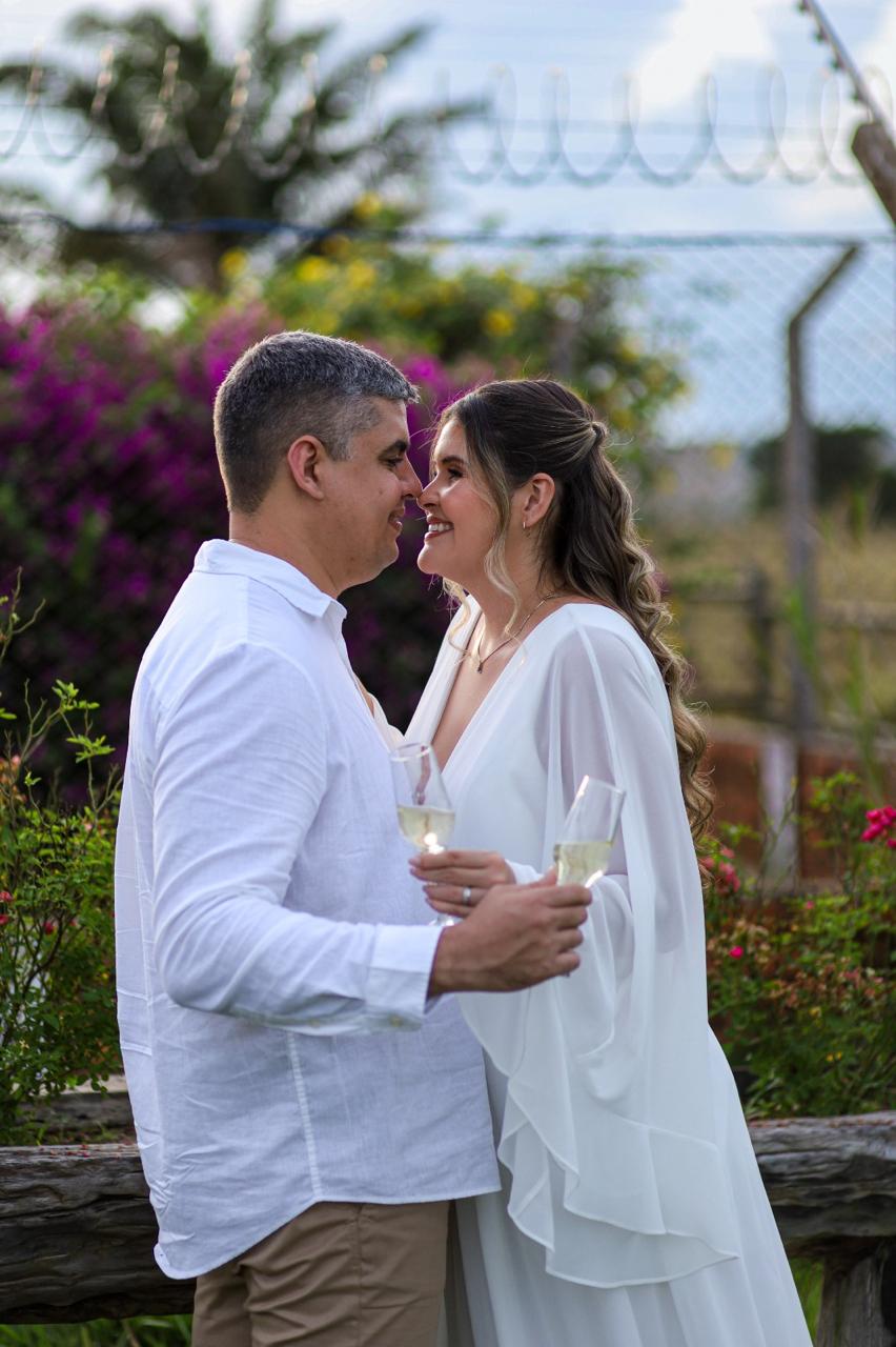 Samara e Francisco sorrindo bem próximos
