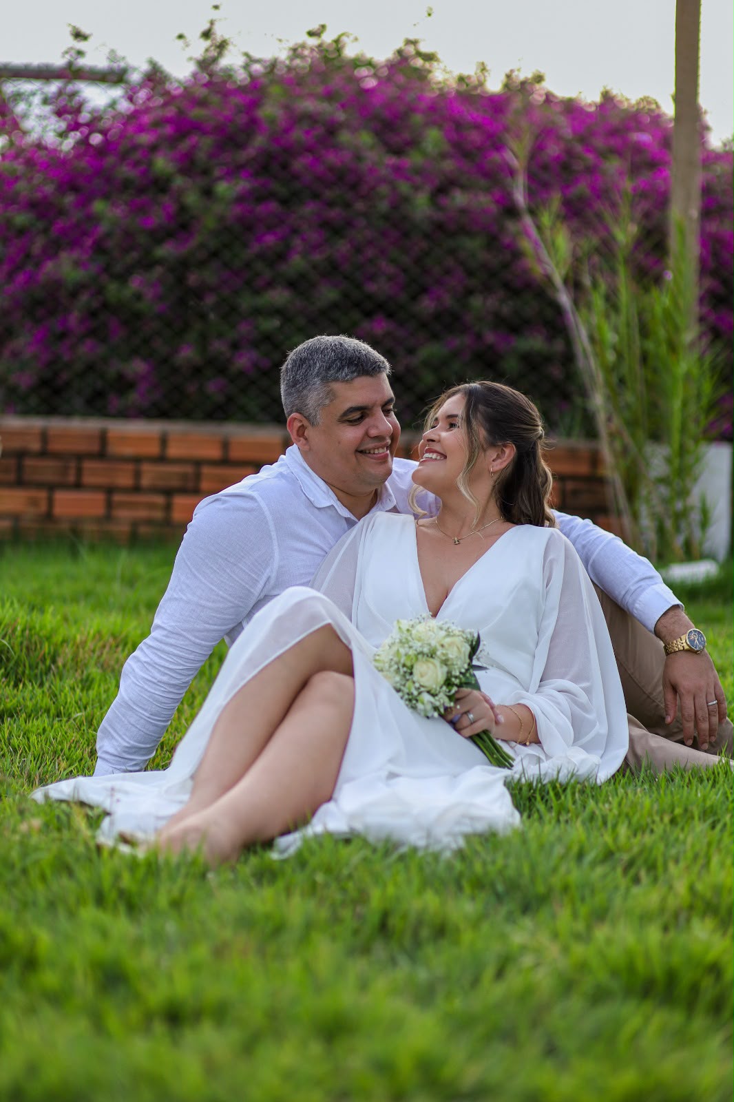 Samara e Francisco sentados no jardim