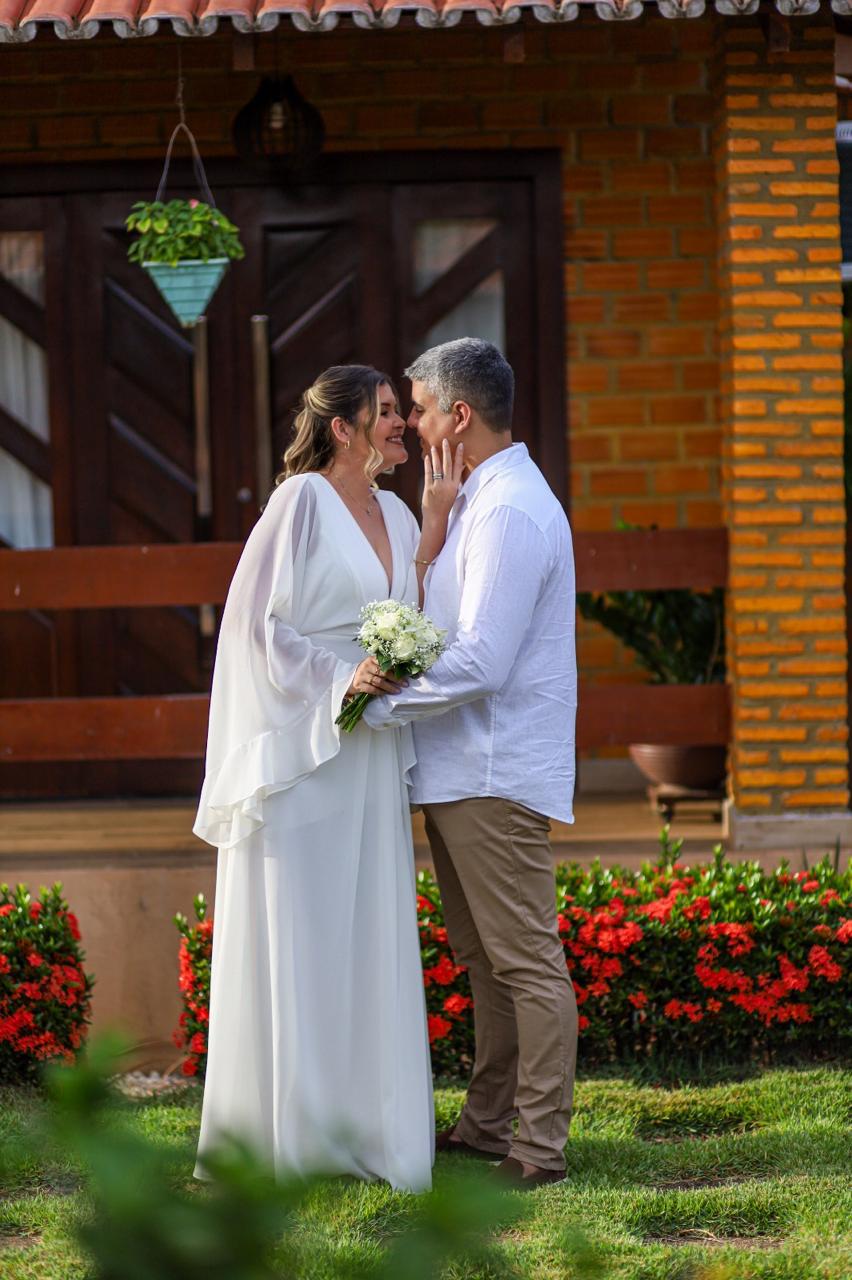 Samara e Francisco se beijando diante da porta